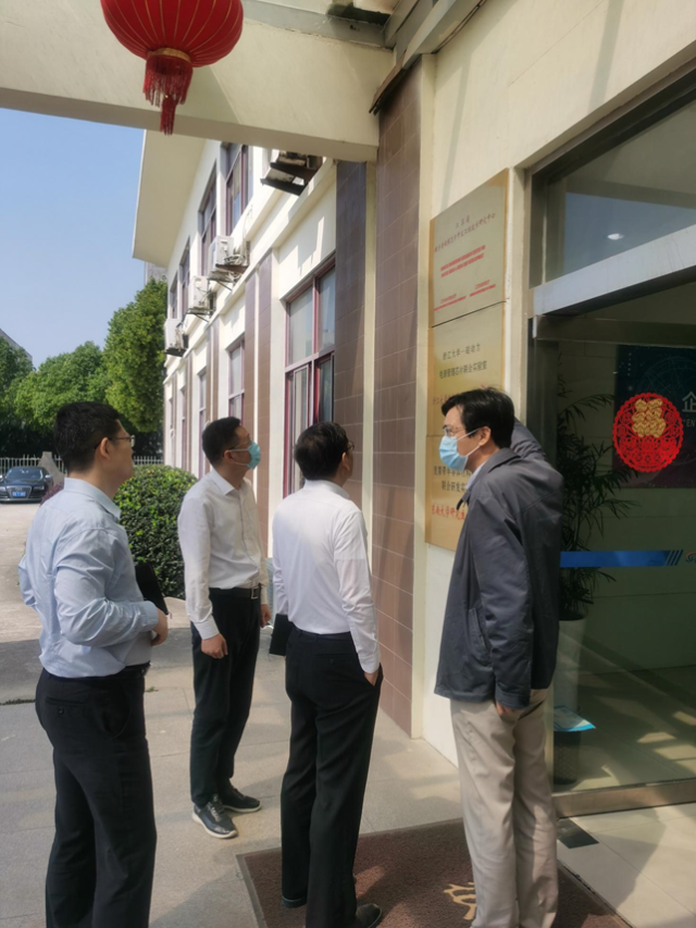 無錫市新區(qū)管委會(huì)副主任朱曉紅一行蒞臨我司走訪調(diào)研(圖1)